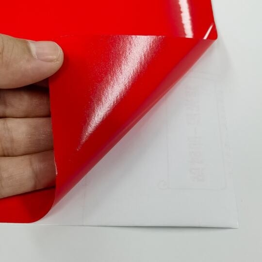 หนังม้วน PVC ที่ติดตัวเอง สติ๊กเกอร์ผนังกันน้ําสําหรับกระเป๋ารถและตกแต่งรถ